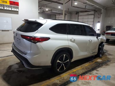 Trzecie zdjęcie samochodu z tyłu: 2022 TOYOTA HIGHLANDER XSE VIN:5TDLZRBH4NS255460 - miniatura