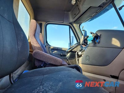Piąte zdjęcie samochodu w środku: 2012 FREIGHTLINER CASCADIA SEMI TRUCK VIN:1FUBGBDV7CLBK4514 - miniatura