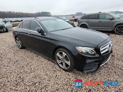 Czwarte zdjęcie samochodu z boku: 2018 MERCEDES-BENZ E 300 VIN:WDDZF4JB8JA357103 - miniatura