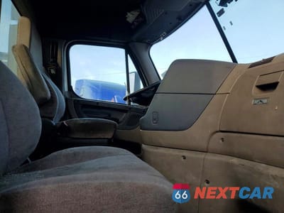 Piąte zdjęcie samochodu w środku: 2017 FREIGHTLINER CASCADIA 1 - SEMI TRUCK VIN:1FUJGEDR3HLHM7443 - miniatura