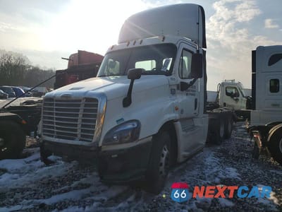 Drugie zdjęcie samochodu z przodu: 2017 FREIGHTLINER CASCADIA 1 - SEMI TRUCK VIN:1FUJGEDR3HLHM7443 - miniatura