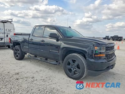 Czwarte zdjęcie samochodu z boku: 2018 CHEVROLET SILVERADO K1500 CUSTOM VIN:1GCVKPEC7JZ211057 - miniatura