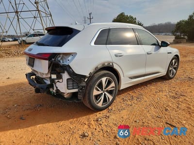 Trzecie zdjęcie samochodu z tyłu: 2024 AUDI Q8 E-TRON PREMIUM PLUS VIN:WA15AAGE9RB025761 - miniatura