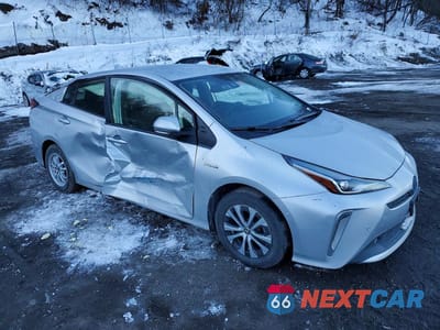 Czwarte zdjęcie samochodu z boku: 2021 TOYOTA PRIUS VIN:JTDL9MFU3M3023877 - miniatura