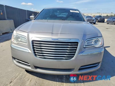 Piąte zdjęcie samochodu w środku: 2014 CHRYSLER 300 VIN:2C3CCAAG8EH217762 - miniatura