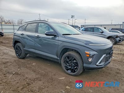 Czwarte zdjęcie samochodu z boku: 2026 HYUNDAI KONA SEL SPORT VIN:KM8HFCAB2TU385489 - miniatura