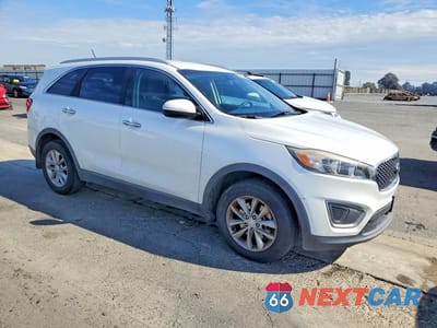 Czwarte zdjęcie samochodu z boku: 2016 KIA SORENTO LX VIN:5XYPG4A55GG108808 - miniatura