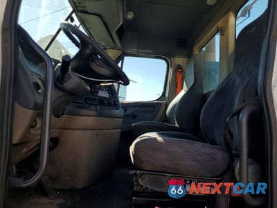 Piąte zdjęcie samochodu w środku: 2016 FREIGHTLINER CASCADIA 125 SEMI TRUCK VIN:1FUBGEDV1GLHC5615 - miniatura