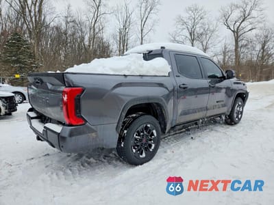 Trzecie zdjęcie samochodu z tyłu: 2025 TOYOTA TUNDRA SR5 VIN:5TFLA5DB2SX275107 - miniatura