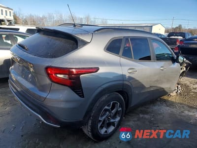 Trzecie zdjęcie samochodu z tyłu: 2025 CHEVROLET TRAX 1LT VIN:KL77LHEP1SC314927 - miniatura