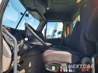 Piąte zdjęcie samochodu w środku: 2016 FREIGHTLINER CASCADIA 125 SEMI TRUCK VIN:1FUBGEDV9GLHC5748 - miniatura