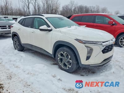 Czwarte zdjęcie samochodu z boku: 2025 CHEVROLET TRAX 1LT VIN:KL77LHEP7SC160191 - miniatura