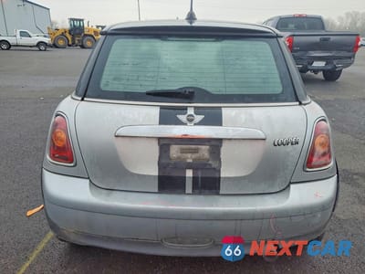 Zdjęcie 6 z 13 samochodu: 2010 MINI COOPER VIN:WMWMF3C5XATZ28128 - miniatura