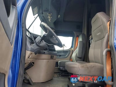 Piąte zdjęcie samochodu w środku: 2018 FREIGHTLINER CASCADIA 125 SEMI TRUCK VIN:3AKJGLDR6JSHU5278 - miniatura