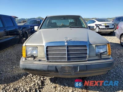 Piąte zdjęcie samochodu w środku: 1993 MERCEDES-BENZ 400 E VIN:WDBEA34E4PB841875 - miniatura