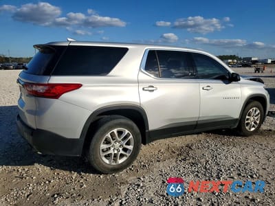 Trzecie zdjęcie samochodu z tyłu: 2020 CHEVROLET TRAVERSE LS VIN:1GNERFKWXLJ165107 - miniatura