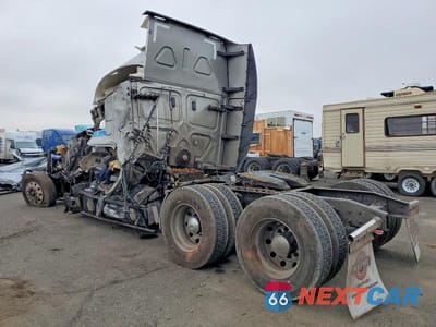 Trzecie zdjęcie samochodu z tyłu: 2021 FREIGHTLINER CASCADIA 1 - SEMI TRUCK VIN:3AKJHHDR5MSMC0841 - miniatura