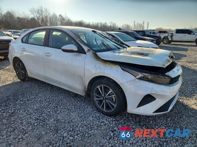 Czwarte zdjęcie samochodu z boku: 2024 KIA FORTE LXS VIN:3KPF24AD4RE724677 - miniatura