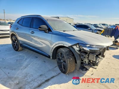 Czwarte zdjęcie samochodu z boku: 2023 BUICK ENVISION ESSENCE VIN:LRBFZNR41PD057750 - miniatura