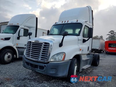 Drugie zdjęcie samochodu z przodu: 2016 FREIGHTLINER CASCADIA 125 SEMI TRUCK VIN:1FUBGEDV9GLHC5748 - miniatura