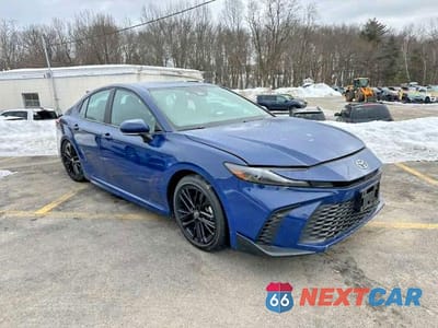 Czwarte zdjęcie samochodu z boku: 2025 TOYOTA CAMRY XSE VIN:4T1DAACK8SU090930 - miniatura