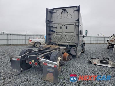 Czwarte zdjęcie samochodu z boku: 2018 FREIGHTLINER CASCADIA 125 SEMI TRUCK VIN:3AKJGLDR9JSHU4903 - miniatura