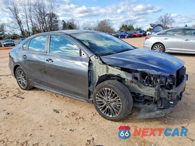 Czwarte zdjęcie samochodu z boku: 2023 KIA FORTE GT LINE VIN:3KPF54AD3PE606768 - miniatura
