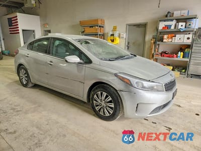 Czwarte zdjęcie samochodu z boku: 2017 KIA FORTE LX VIN:3KPFK4A71HE046026 - miniatura