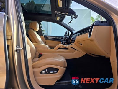Piąte zdjęcie samochodu w środku: 2019 PORSCHE CAYENNE S VIN:WP1AB2AY1KDA60930 - miniatura