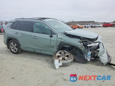Czwarte zdjęcie samochodu z boku: 2023 TOYOTA RAV4 XLE VIN:2T3W1RFVXPW283463 - miniatura