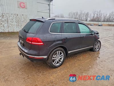Trzecie zdjęcie samochodu z tyłu: 2016 VOLKSWAGEN TOUAREG TDI VIN:WVGEP9BP0GD005360 - miniatura