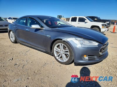 Czwarte zdjęcie samochodu z boku: 2013 TESLA MODEL S VIN:5YJSA1AG0DFP07498 - miniatura