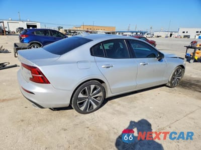 Trzecie zdjęcie samochodu z tyłu: 2022 VOLVO S60 B5 MOMENTUM VIN:7JRL12FZ7NG161621 - miniatura