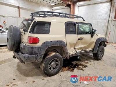 Trzecie zdjęcie samochodu z tyłu: 2010 TOYOTA FJ CRUISER BASE VIN:JTEBU4BF8AK080140 - miniatura