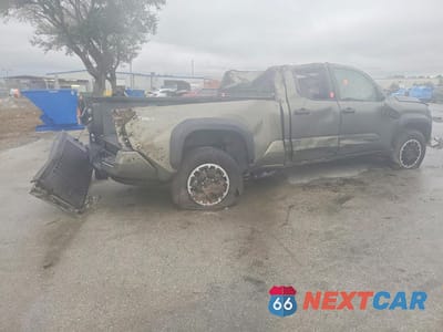 Trzecie zdjęcie samochodu z tyłu: 2025 TOYOTA TACOMA VIN:3TMLB5JNXSM113551 - miniatura