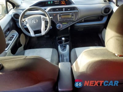 Zdjęcie 8 z 12 samochodu: 2013 TOYOTA PRIUS C VIN:JTDKDTB37D1548891 - miniatura