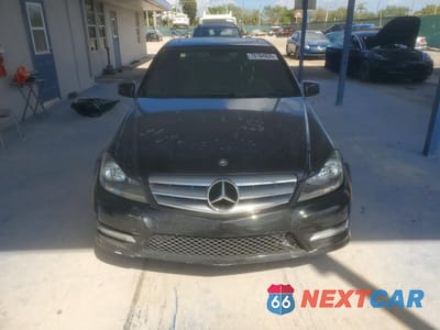 Piąte zdjęcie samochodu w środku: 2013 MERCEDES-BENZ C 250 VIN:WDDGF4HB8DR247235 - miniatura