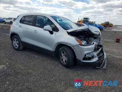 Czwarte zdjęcie samochodu z boku: 2021 CHEVROLET TRAX LS VIN:KL7CJKSBXMB334225 - miniatura