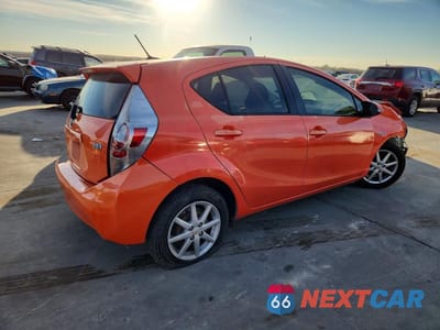 Trzecie zdjęcie samochodu z tyłu: 2013 TOYOTA PRIUS C VIN:JTDKDTB37D1034863 - miniatura