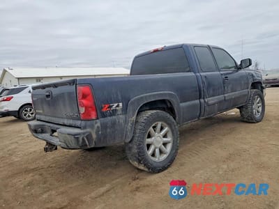 Trzecie zdjęcie samochodu z tyłu: 2005 CHEVROLET SILVERADO K1500 VIN:1GCEK19B35Z334682 - miniatura