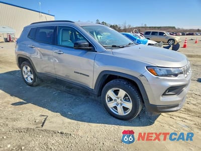 Czwarte zdjęcie samochodu z boku: 2022 JEEP COMPASS LATITUDE VIN:3C4NJDBBXNT118754 - miniatura