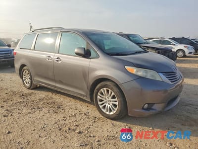 Czwarte zdjęcie samochodu z boku: 2017 TOYOTA SIENNA XLE 8-PASSENGER VIN:5TDYZ3DC9HS775551 - miniatura
