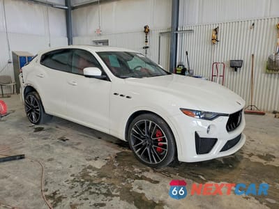 Czwarte zdjęcie samochodu z boku: 2019 MASERATI LEVANTE GTS VIN:ZN661ZUA8KX315622 - miniatura