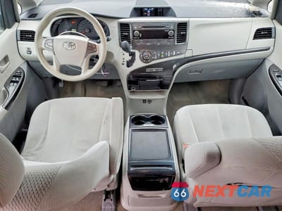 Zdjęcie 8 z 12 samochodu: 2013 TOYOTA SIENNA LE 8-PASSENGER VIN:5TDKK3DC0DS310810 - miniatura