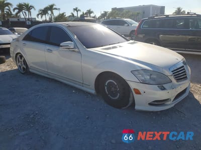 Czwarte zdjęcie samochodu z boku: 2013 MERCEDES-BENZ S 550 VIN:WDDNG7DB1DA533356 - miniatura