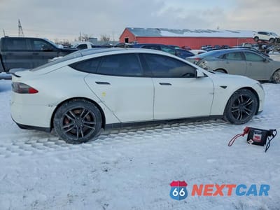 Trzecie zdjęcie samochodu z tyłu: 2014 TESLA MODEL S 85 4DR VIN:5YJSA1H13EFP42295 - miniatura