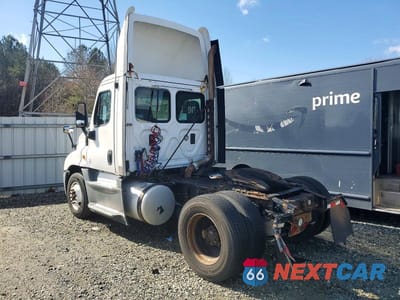 Trzecie zdjęcie samochodu z tyłu: 2015 FREIGHTLINER CASCADIA SEMI TRUCK VIN:1FUBGEDV8FLGH4743 - miniatura