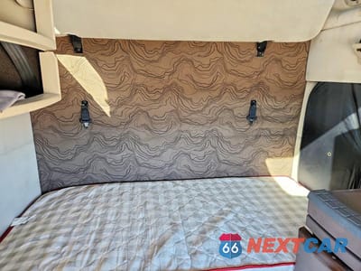 Zdjęcie 6 z 10 samochodu: 2014 VOLVO VNL SEMI TRUCK VIN:4V4NC9TG2EN177576 - miniatura