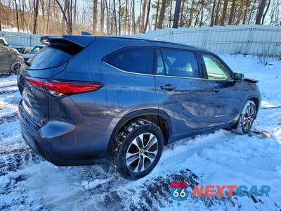 Trzecie zdjęcie samochodu z tyłu: 2022 TOYOTA HIGHLANDER XLE VIN:5TDGZRBH8NS222267 - miniatura