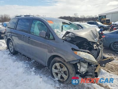 Czwarte zdjęcie samochodu z boku: 2014 TOYOTA SIENNA LE VIN:5TDKK3DC1ES523413 - miniatura